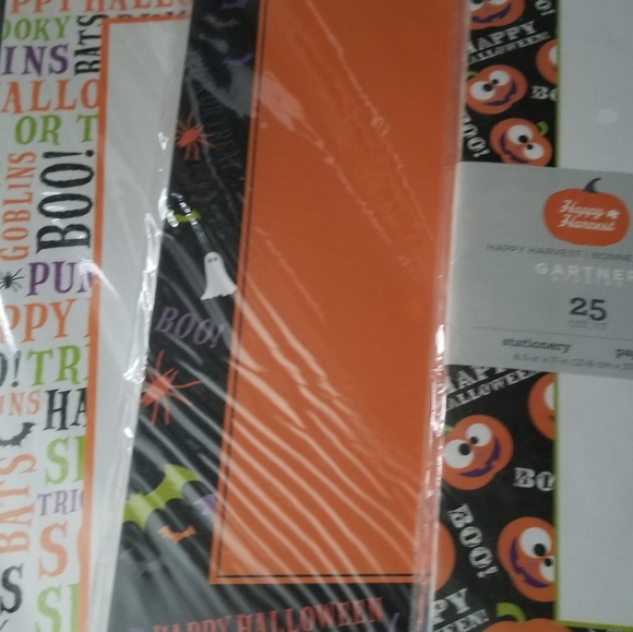 Bundle of (3) sets of 25 New Halloween Stationary paper. - Picture 5 of 5